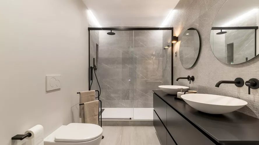 Cuarto de baño con dos lavabos