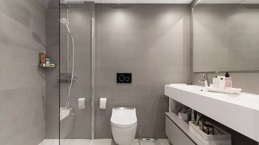 Cuarto de baño en tonos blancos y grises