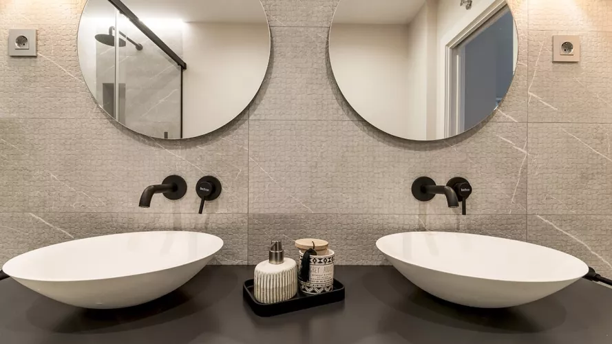 Lavabos en blanco con grifería en negro