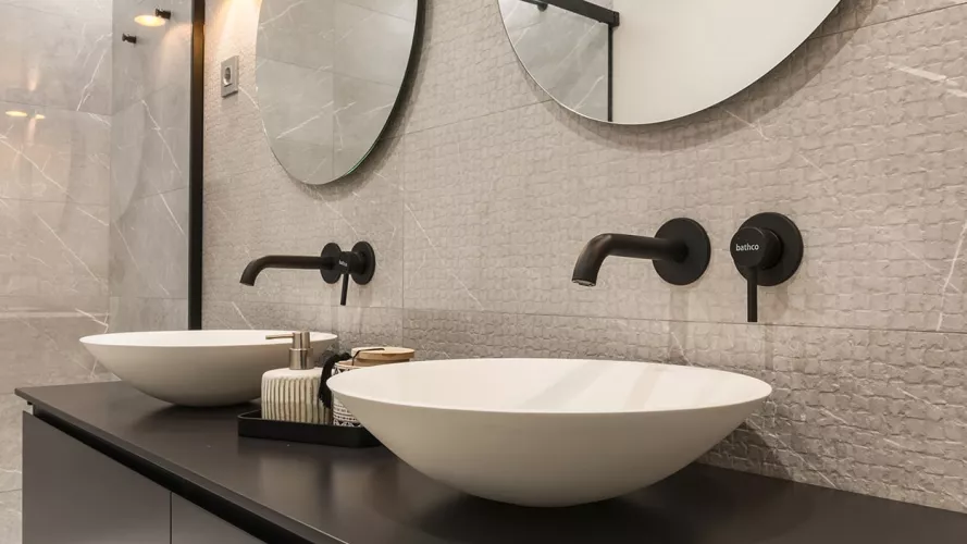 mueble de Codis con dos lavabos de Bathco en blanco