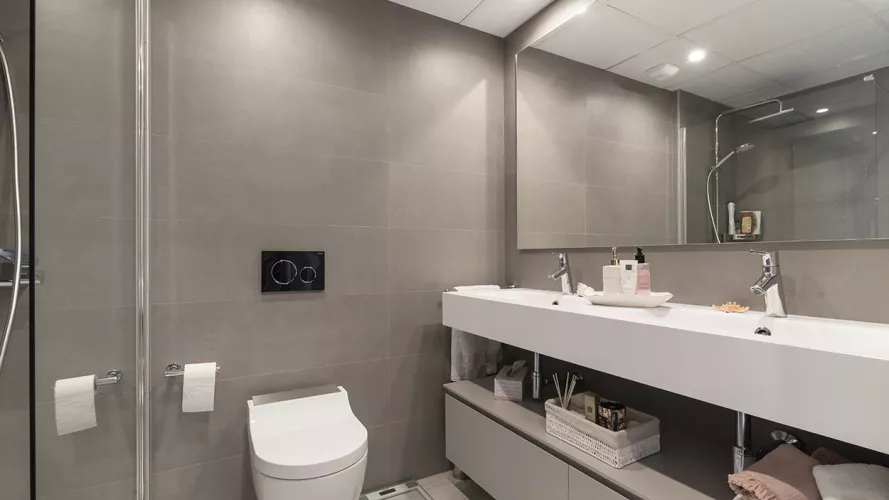 Diseño baño en tonos blancos y grises