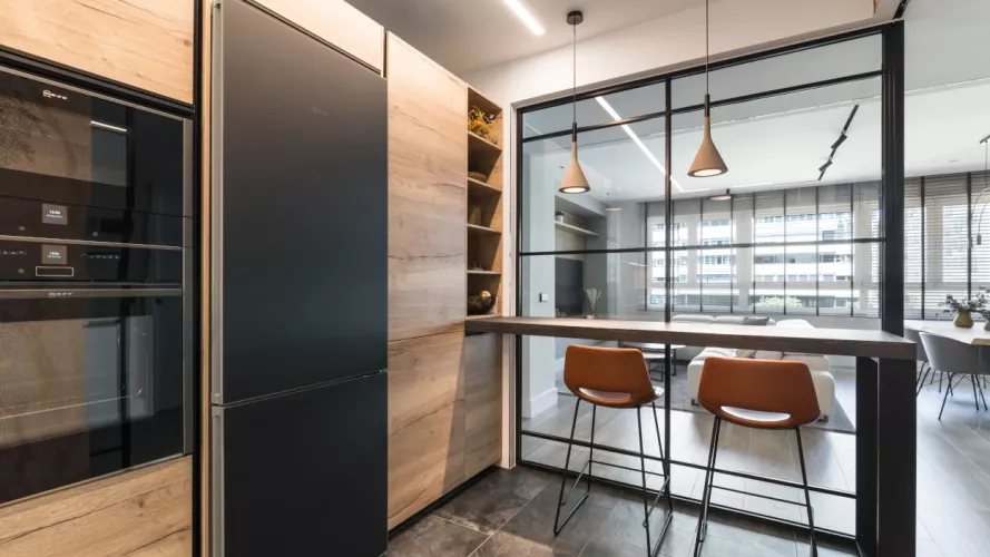 Cocina frente muebles columnas