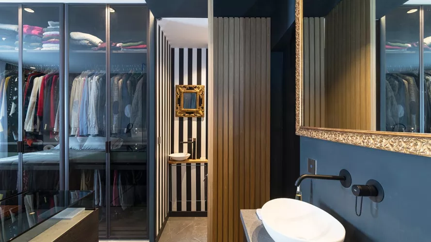 Dormitorio con baño y vestidor integrado