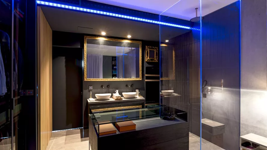 Led azul en baño