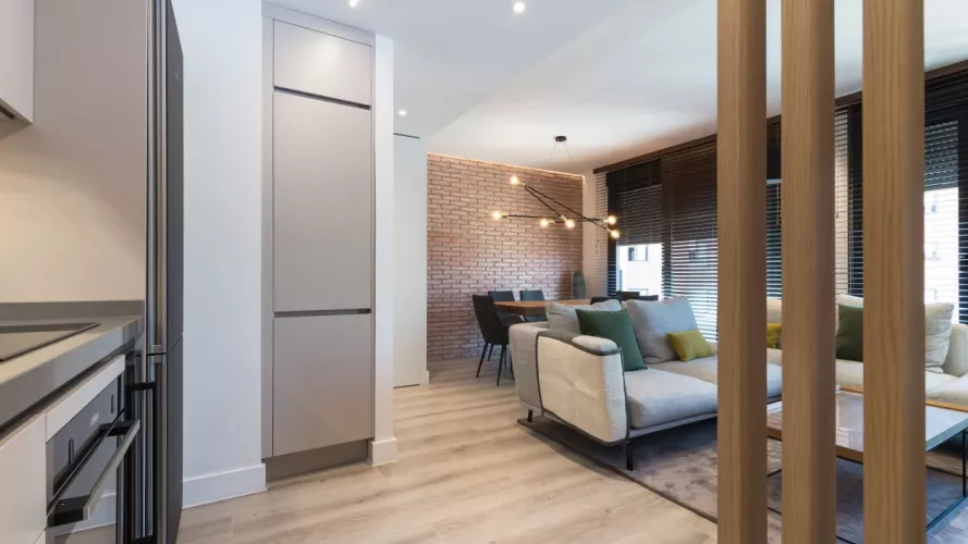 Vista desde cocina a salón comedor