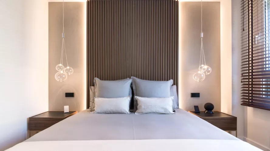 Dormitorio cabecero Emede y lámpara Lodes