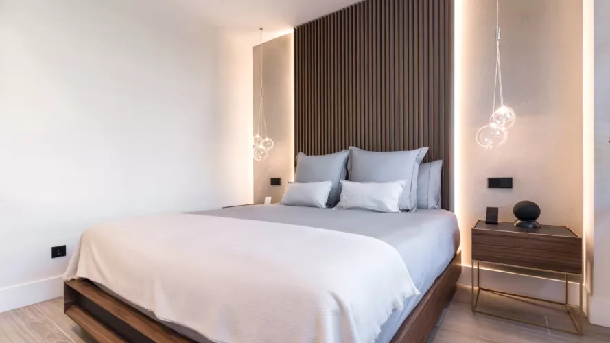 Dormitorio con cabecero y mesillas Emede