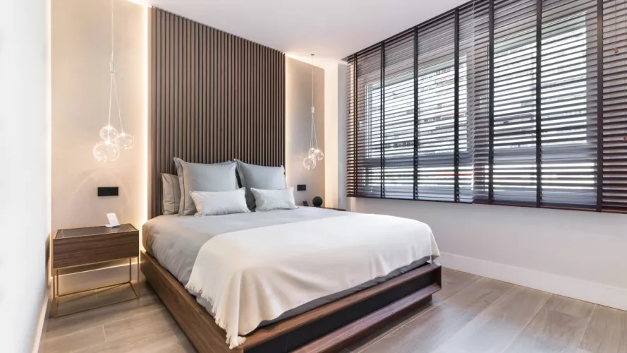 Dormitorio con venecianas Cortidecor