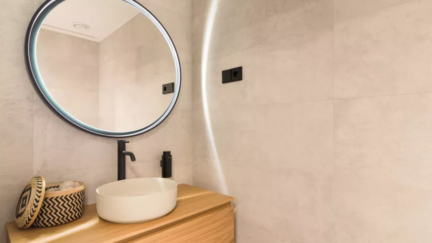 Espejo baño iluminación encendida