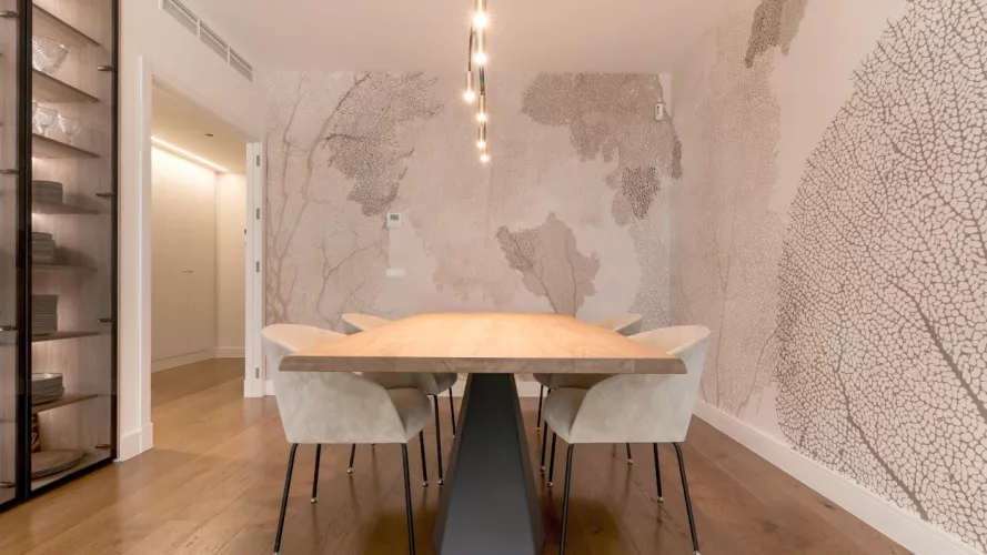 Salón comedor con mesa Cattelan y sillas Capdell