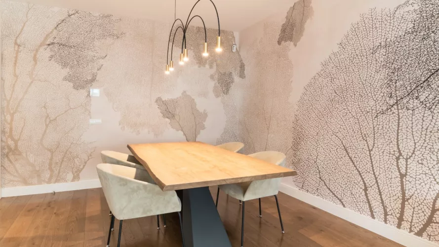 Comedor con mesa Cattelan y papel pintado Glamora