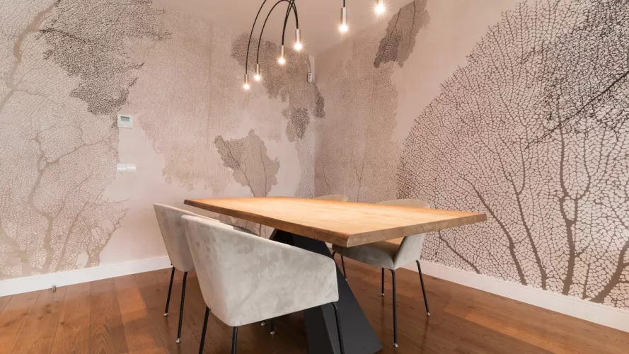 Pared de comedor con papel pintado de Glamora