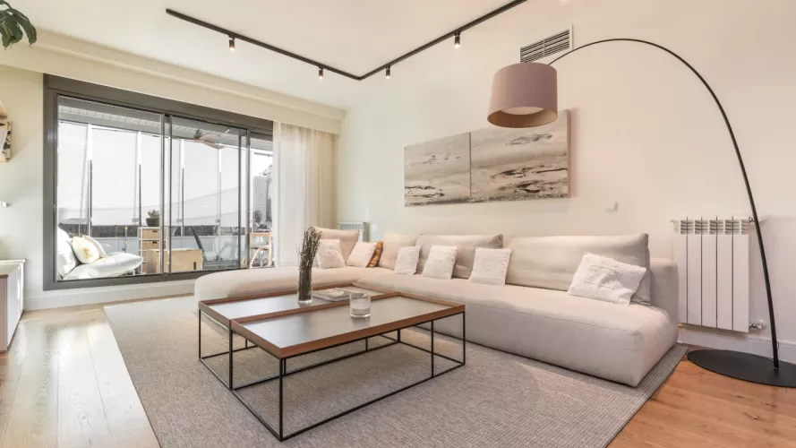 Proyecto decoración salón y comedor sofá MC mesa baja Emede