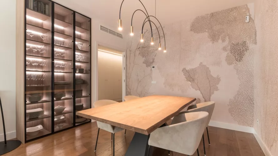 Vitrinas Santos, mesa Cattelan y sillas Capdell