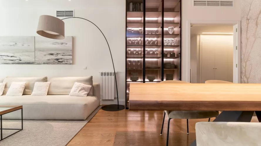 Proyecto decoración salón comedor con vitrina Santos