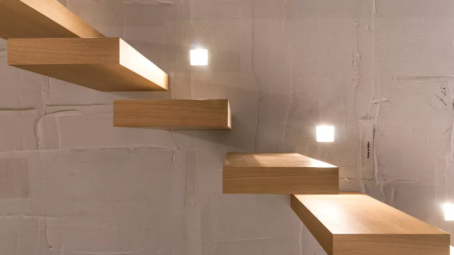 Detalle escaleras acceso cama