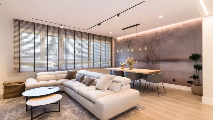 Vista salón comedor pared con papel pintado