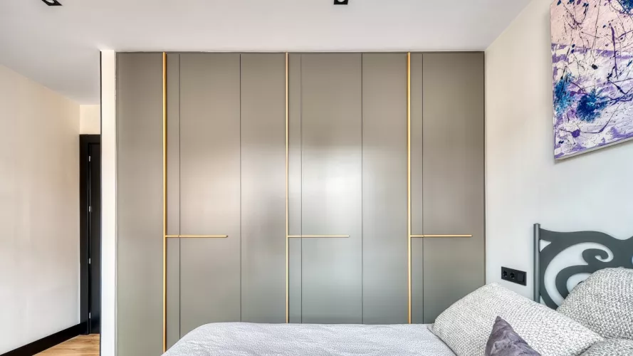 Dormitorio con armario a medida cerrado
