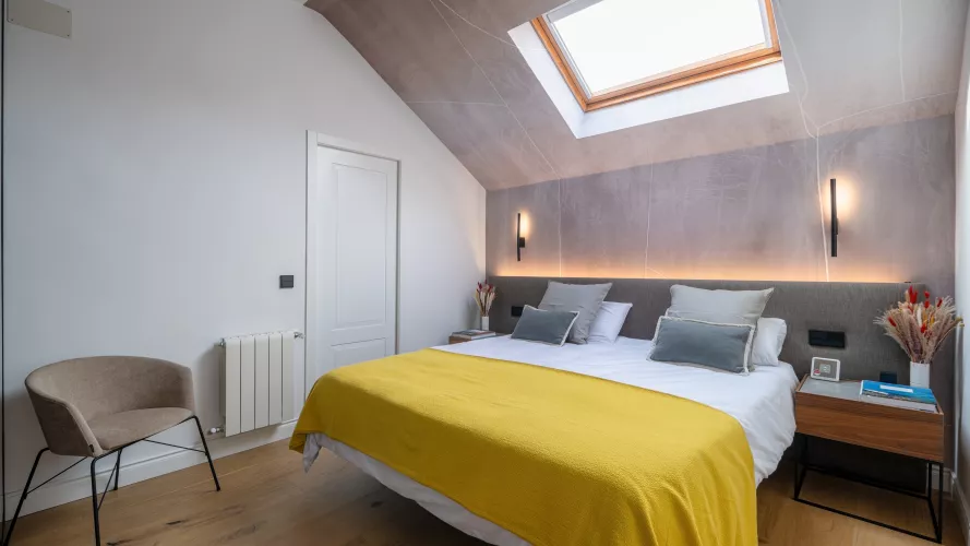 Un dormitorio con vestidor pensado para el descanso y el orden