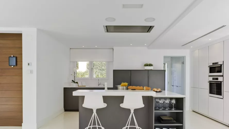 Cocina Santos Intra-E y LINE-L en gris antracita con isla central y encimera Silestone Blanco Zeus
