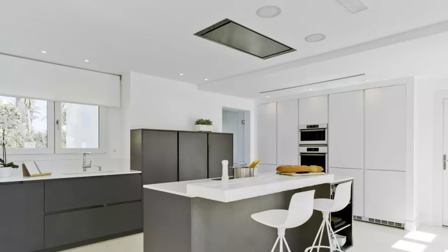 Cocina Santos Intra-E y LINE-L en gris antracita con isla central y encimera Silestone Blanco Zeus