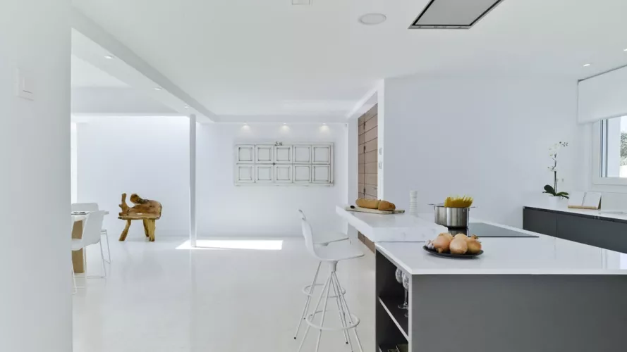 Cocina Santos Intra-E y LINE-L en gris antracita con isla central y encimera Silestone Blanco Zeus