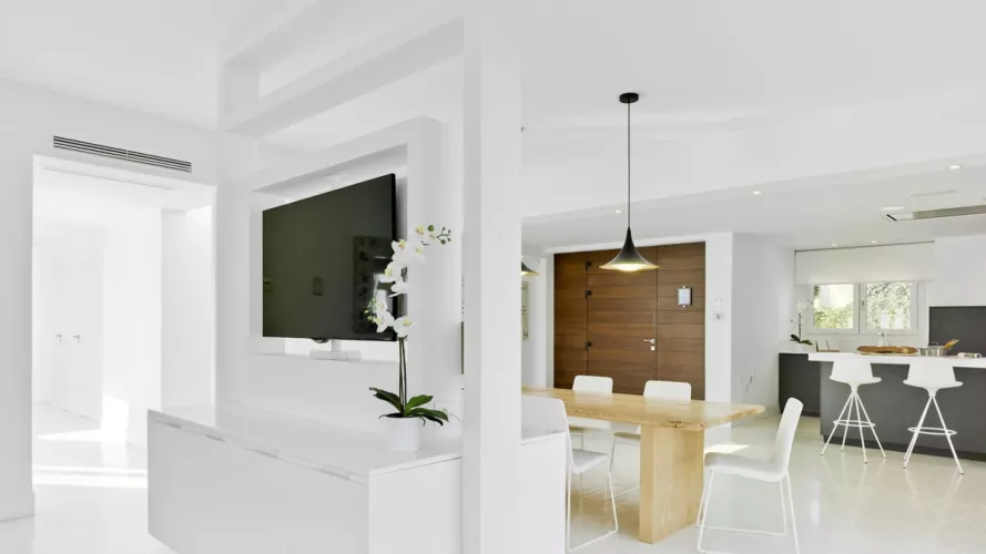 Cocina Santos Intra-E y LINE-L en gris antracita con isla central y encimera Silestone Blanco Zeus