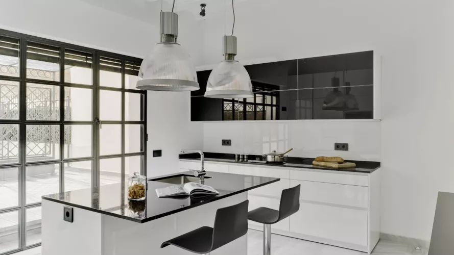 Proyecto y reforma de cocina moderna en blanco y negro: Formas equilibradas y homogéneas en tu cocina
