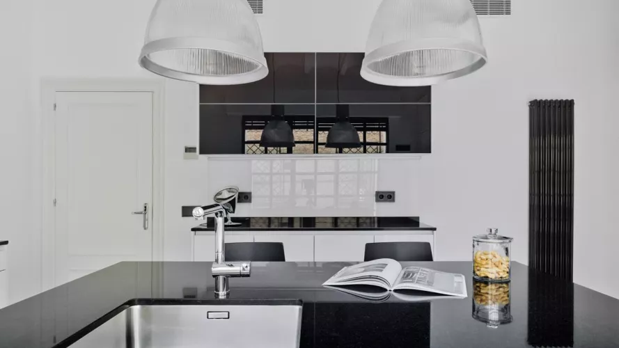 Proyecto y reforma de cocina moderna en blanco y negro: Formas equilibradas y homogéneas en tu cocina