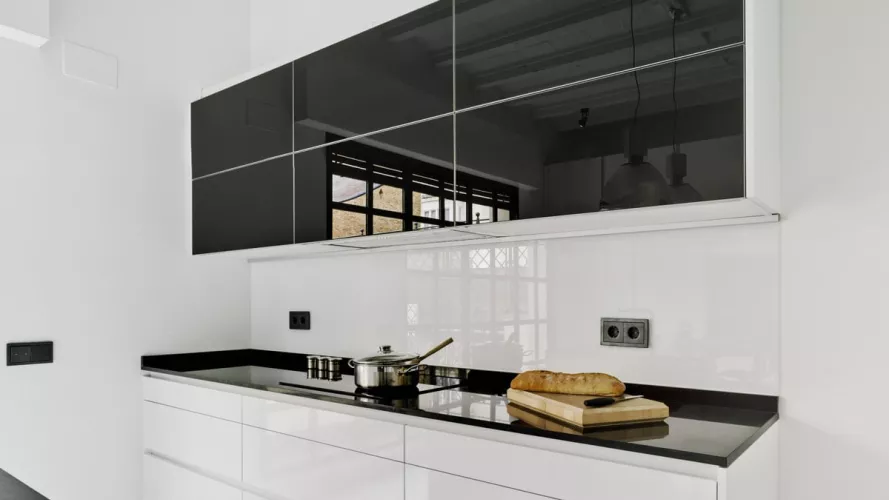 Proyecto y reforma de cocina moderna en blanco y negro: Formas equilibradas y homogéneas en tu cocina