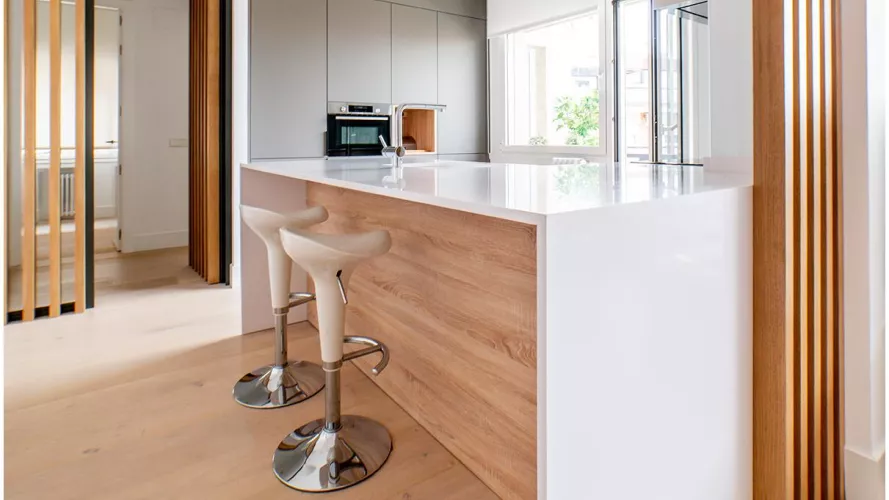 Isla de cocina en blanco y madera