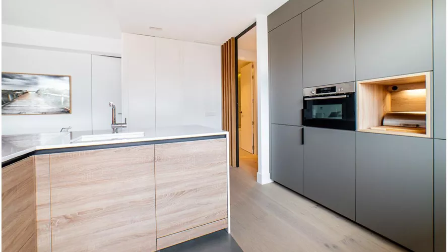 Cocina en blanco gris y madera de Santos Cocinas