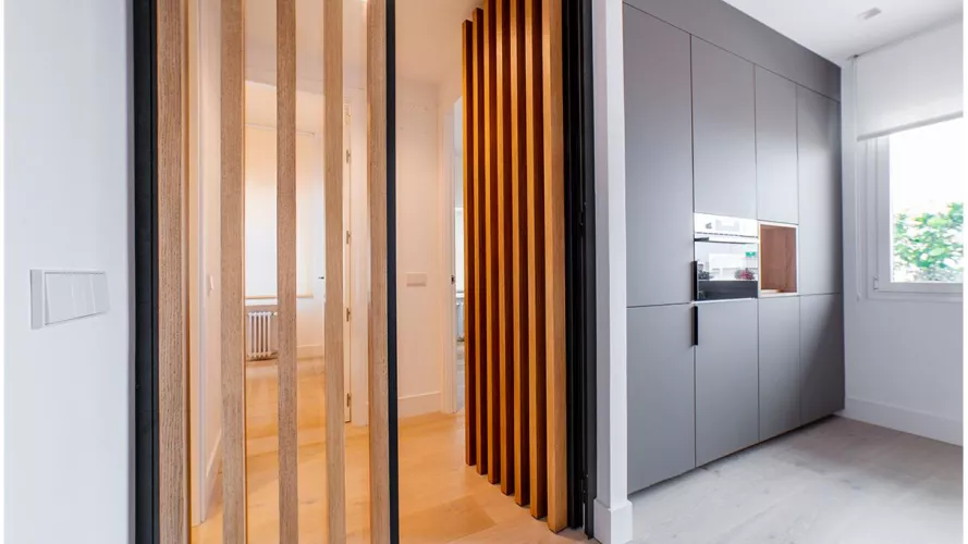 Frente de cocina suelo techo en gris y lamas de madera