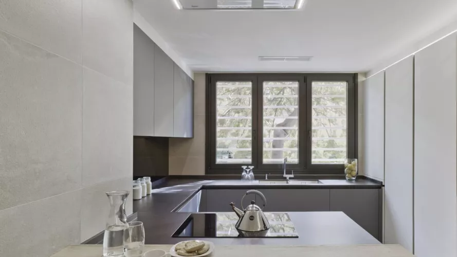 Cocina de diseño moderno cálida y luminosa