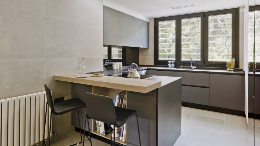 Cocina de diseño moderno cálida y luminosa