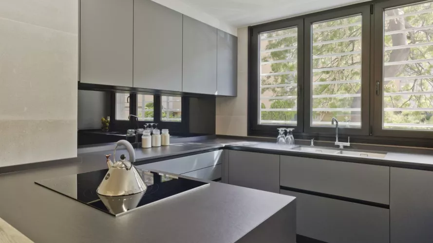 Cocina de diseño moderno cálida y luminosa