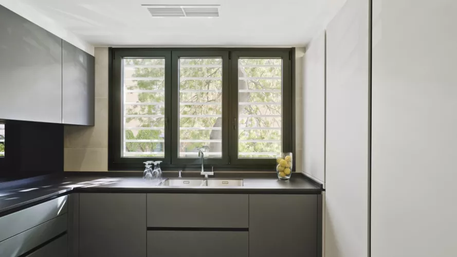 Cocina de diseño moderno cálida y luminosa