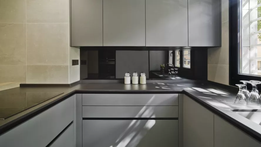 Cocina de diseño moderno cálida y luminosa