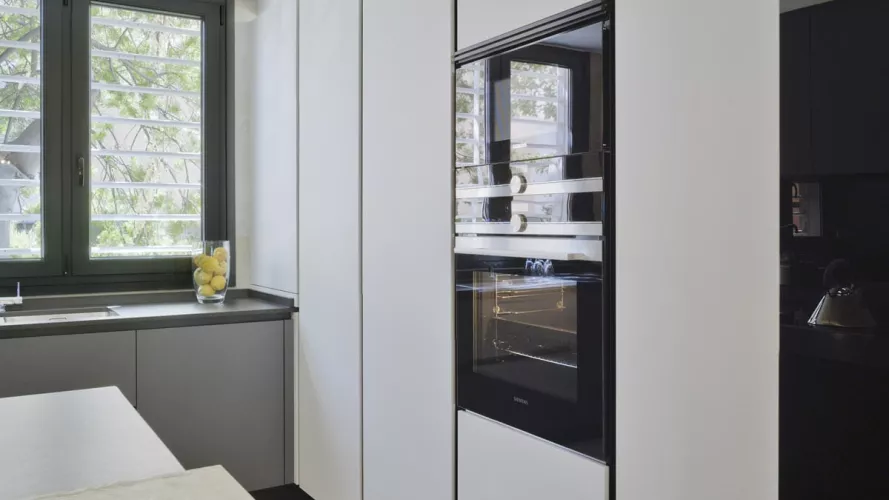 Cocina de diseño moderno cálida y luminosa