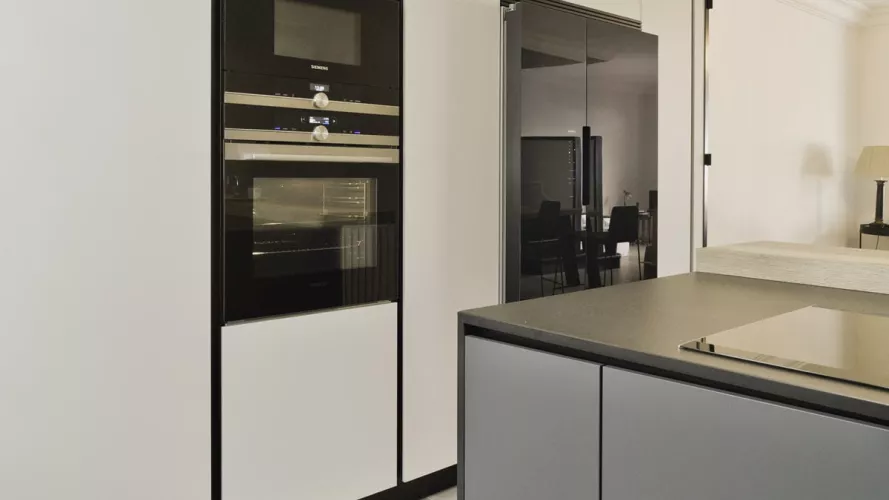 Cocina de diseño moderno cálida y luminosa