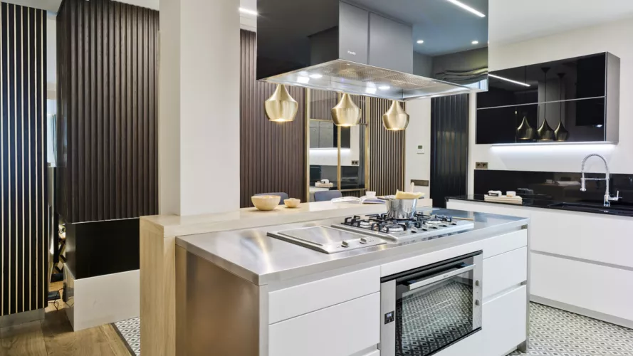 Cocina de diseño moderno y lujo en L en Madrid