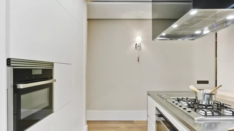 Cocina de diseño moderno y lujo en L en Madrid