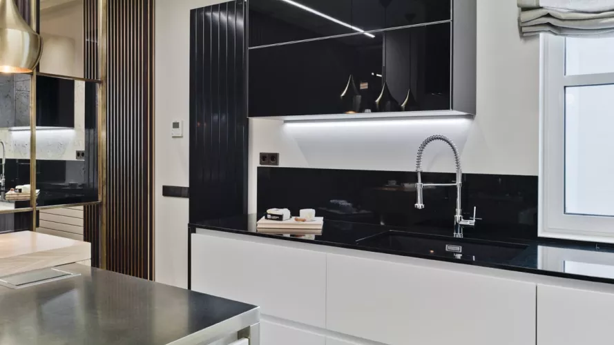 Cocina de diseño moderno y lujo en L en Madrid