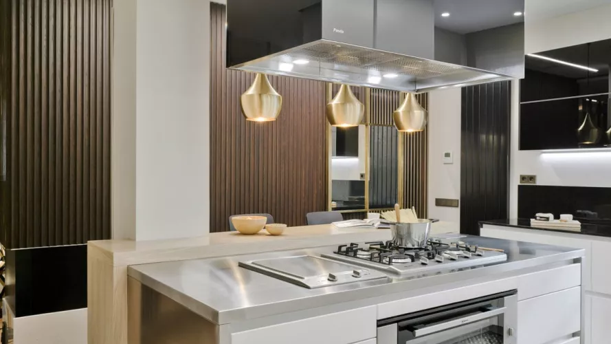 Cocina de diseño moderno y lujo en L en Madrid