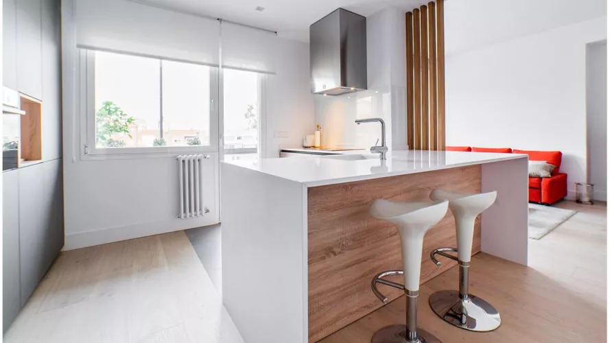 Cocina en blanco y madera con isla abierta