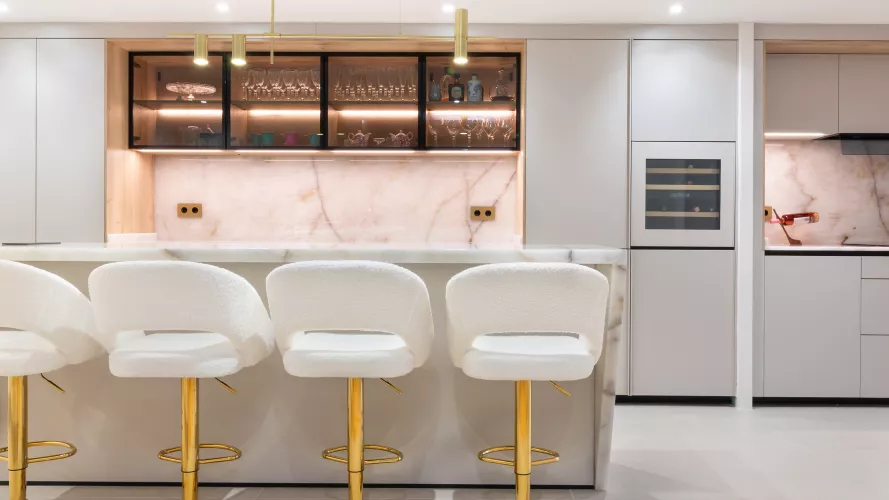 Cocina abierta de líneas elegantes