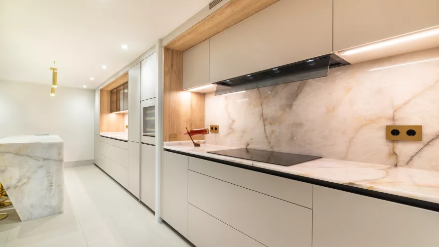 Cocina abierta de líneas elegantes