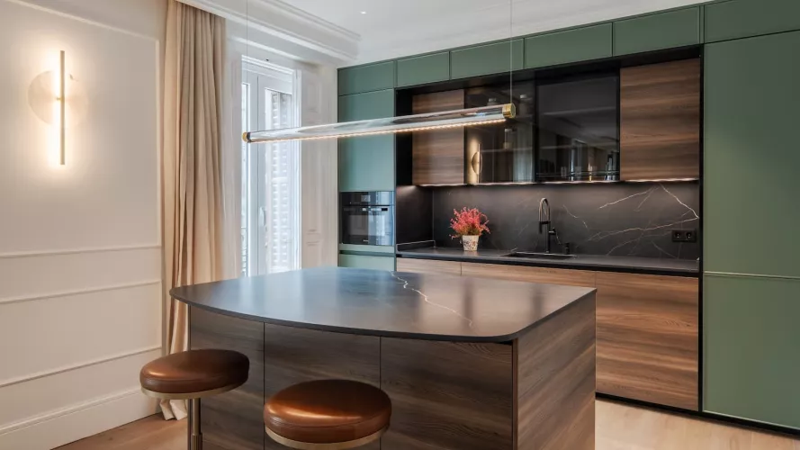 Cocina con carácter y equilibrio cromático