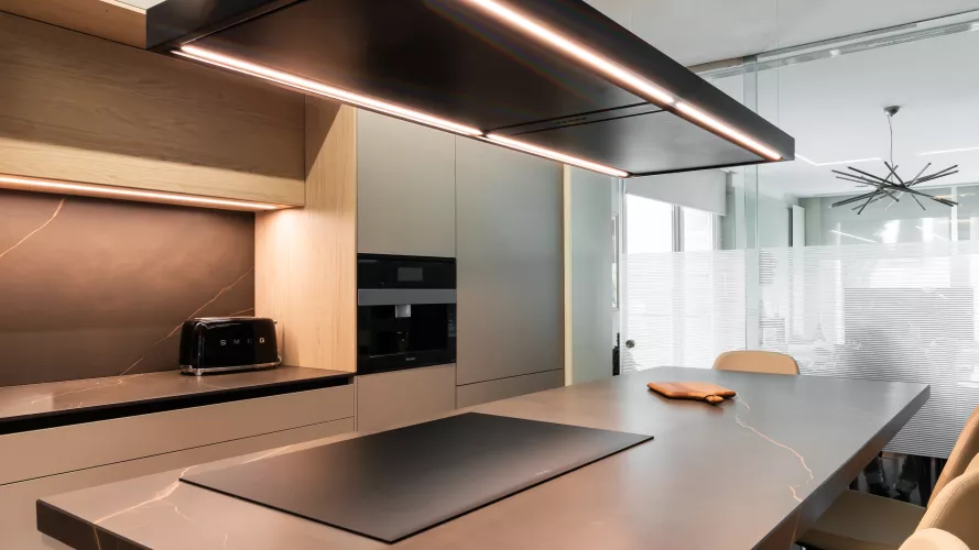 Cocina con isla contemporánea: diseño limpio, iluminación integrada y protagonismo del detalle