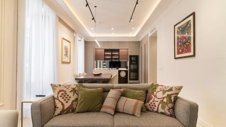 Cocina con materiales naturales abierta al salón en Madrid